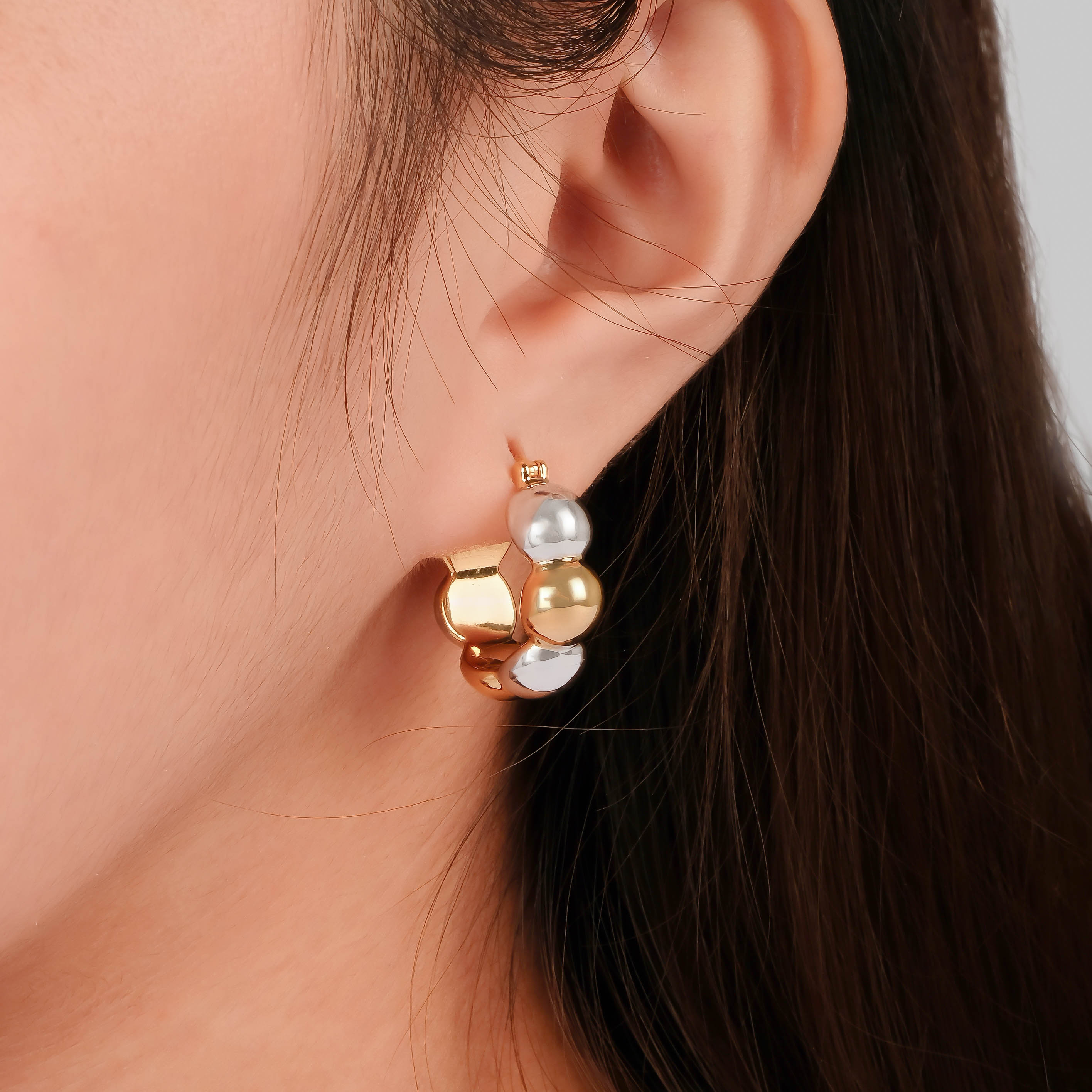 18k-italian-gold-puffy-hoop-earrings-aura-orogalleria (1) 18k-italian-gold-puffy-hoop-earrings-aura-orogalleria (1)